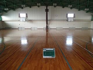 茶色のフローリングの床の工事前の体育館内の写真