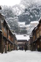 辺り一面、真っ白な雪で覆われている冬の東茶屋街の写真