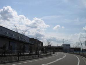道路沿いに工場が設置してあるいなほ工業団地の一角の写真
