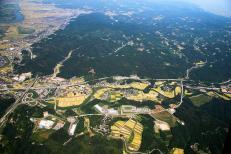 緑豊かな地域に作られている、金沢テクノパークを上空から見た写真