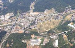 北陸自動車道の金沢森本インターチェンジが見える、沢森本インター工業団地を上空から見た写真
