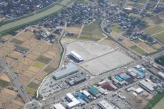 農地が広がる一角にある、かたつ工業団地を上空から見た写真