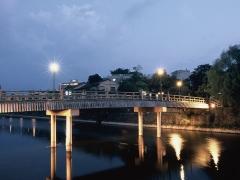 浅野川と中の橋がライトアップされた幻想的な夕暮れ時の写真