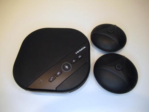 真っ黒の集音マイクスピーカーフォンと丸い拡張マイクを2個並べている写真