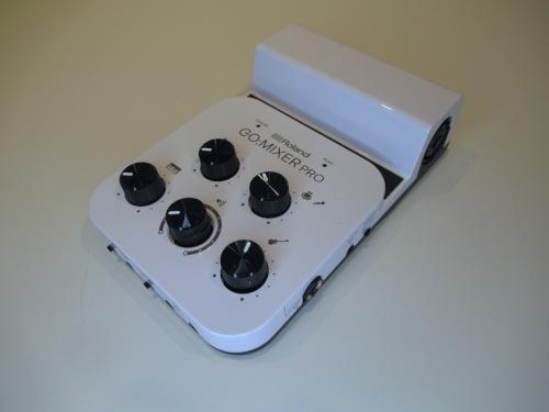 斜めに置いた音声ミキサーを上から写した写真