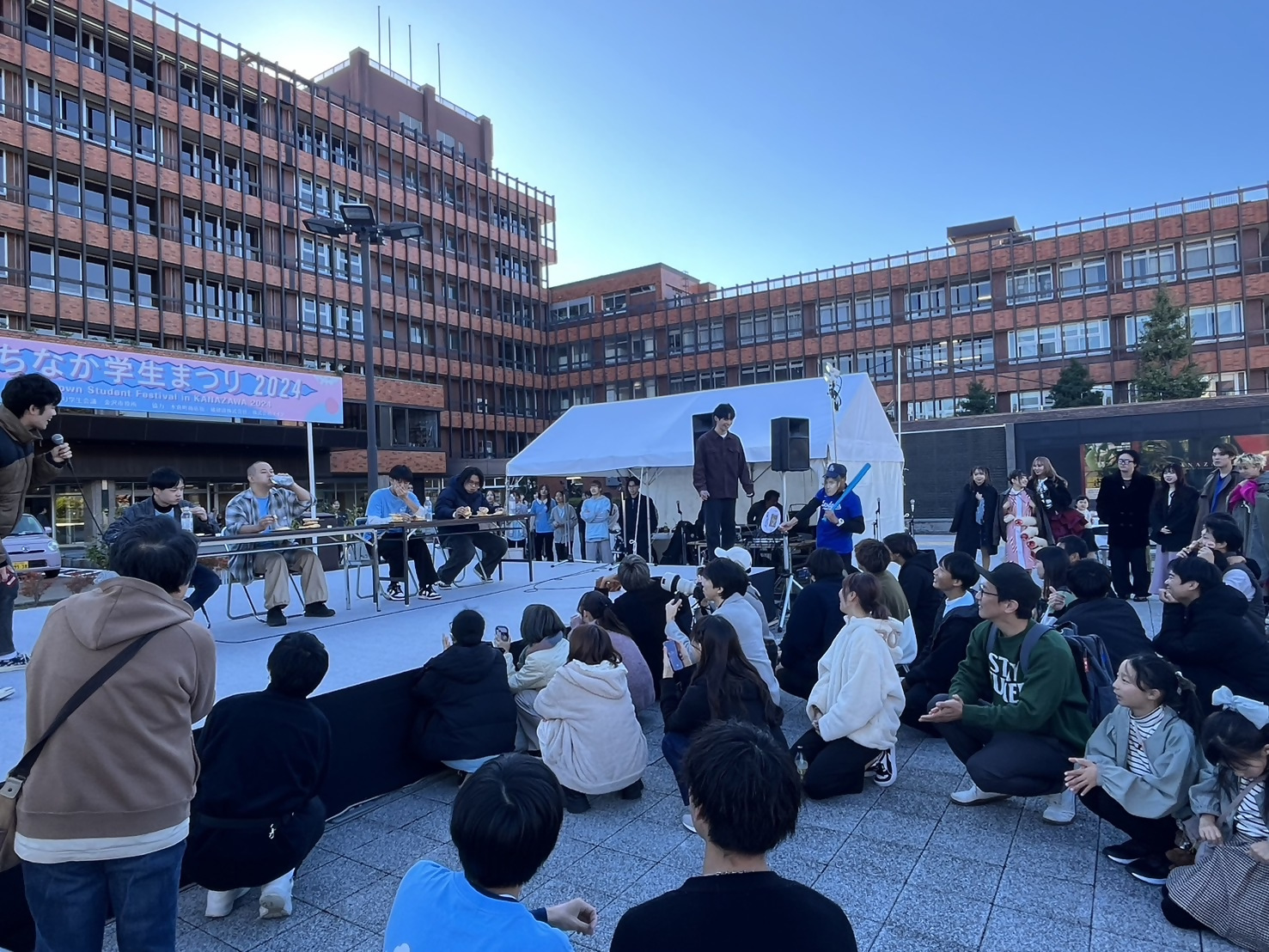 まつりの店番をする学生