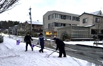 クラブぽっとが田上地区町会連合会の区域内で雪かきをしている様子