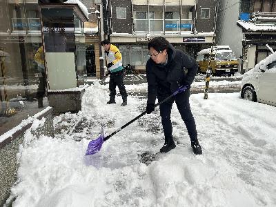 明治安田生命保険相互会社 中部公法人部 北陸公法人営業推進部が松ヶ枝地区町会連合会の区域内で雪かきをしている様子