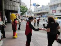 ツエーゲン金沢のマスコットキャラクターと関係者の人達がぽい捨て禁止の街頭キャンペーンをしている写真