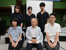 「金澤ふるさと倶楽部」の関係者の男性3名と女性3名が前後に並び、前列は椅子に座り写っている写真