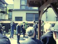 市の関係者と向かい合った東山親和会と金沢東山・ひがしの町並みと文化を守る会の関係者が宣言書を読んでいる写真