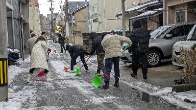 金沢リハビリテーションアカデミーが新竪町地区町会連合会の区域内で雪かきをしている様子