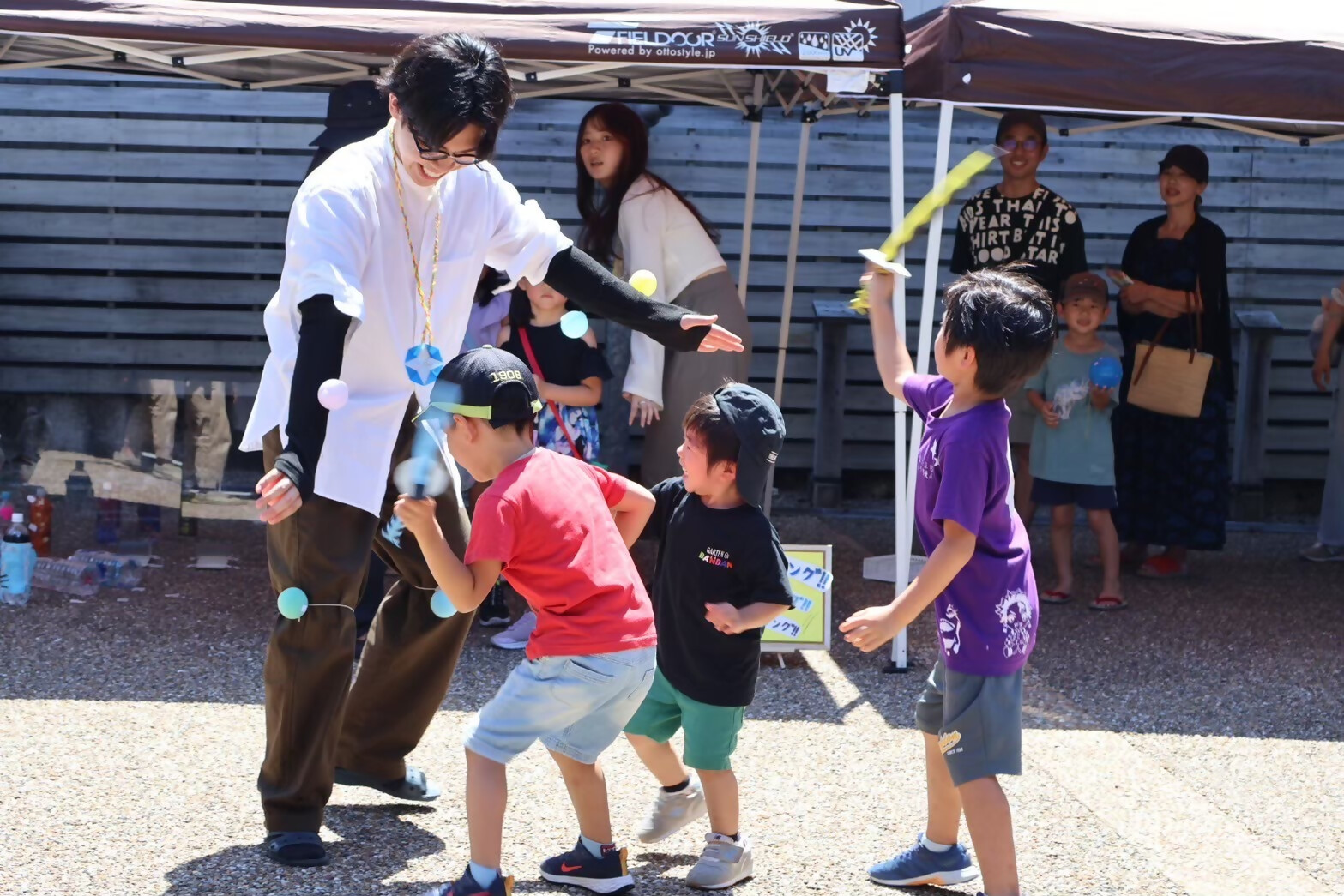 ゴミ拾いの様子のモザイク画