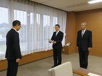 市長と向かい合った北陸電力株式会社石川支店の関係者が宣言書を読んでいる写真