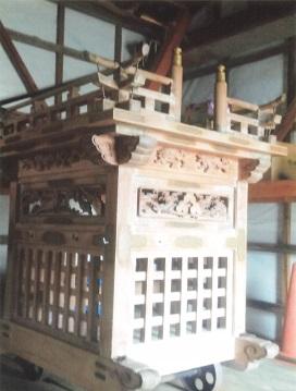 繊細な彫刻が施された上浜町の木造作りの太鼓台をアップで写した写真