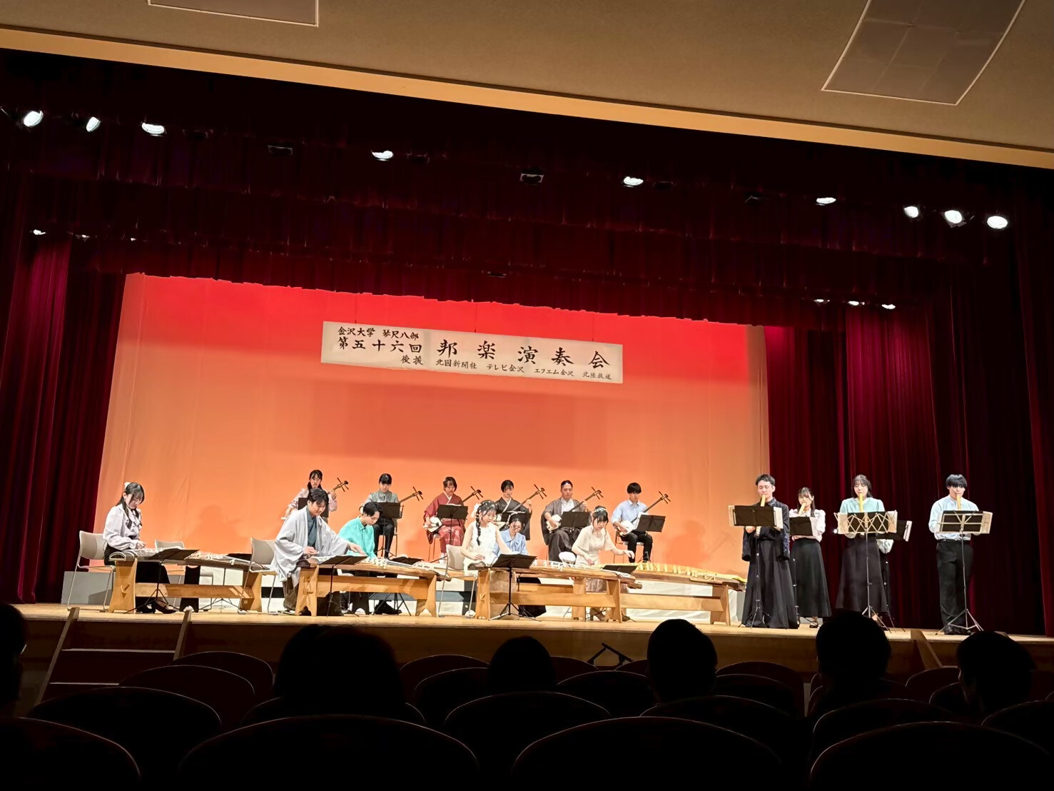 金沢大学琴尺八部 演奏中の写真