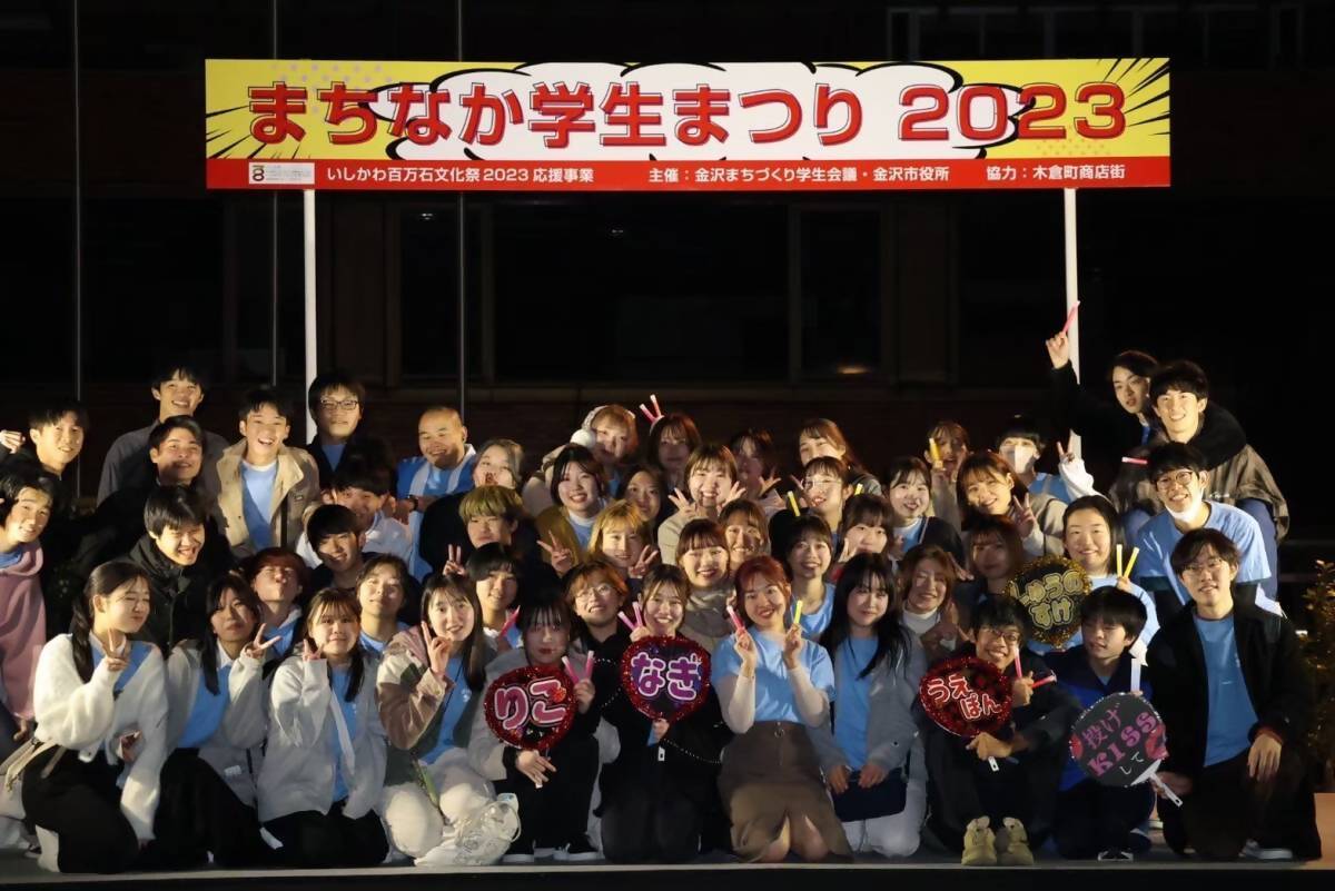 まつりの店番をする学生