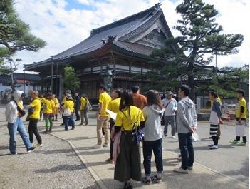 黄色いTシャツを着た人たちが本龍寺を散策している写真