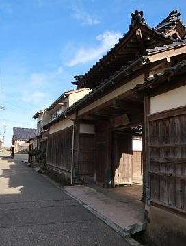 妙覚寺の門を斜めから全体を写した写真