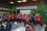 踊りを披露する参加学生