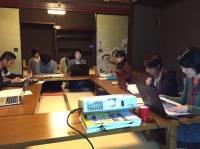 ソーシャルメシCLUB　学生版 プロジェクターで投影された映像を見ながら勉強をする学生