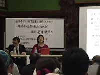 壇上で講演をしている石川さんの写真
