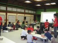 石川トランプ　金沢大会 大学生が子供たちに遊び方を教えている様子