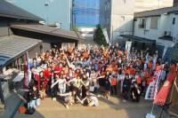 OPEN CITY in KANAZAWA 参加学生たちの集合写真 手を広げて楽しそうにポーズをとっている