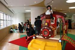 ちびっこ広場の電車の遊具で遊ぶ子供達の写真