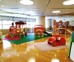 ちびっこ広場の電車の遊具で遊ぶ子供達の写真