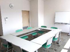 ロの字型に並べられたテーブルと椅子が並んだ、研修室の写真