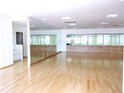 正面に鏡のある、広々としたプレイルームの写真