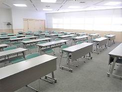 テーブルと椅子が並んだ、集会室の写真