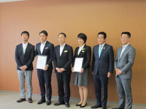 石川県測量設計業協会と石川県旅館ホテル生活衛生同業組合の関係者5名と市長が並んでいる写真