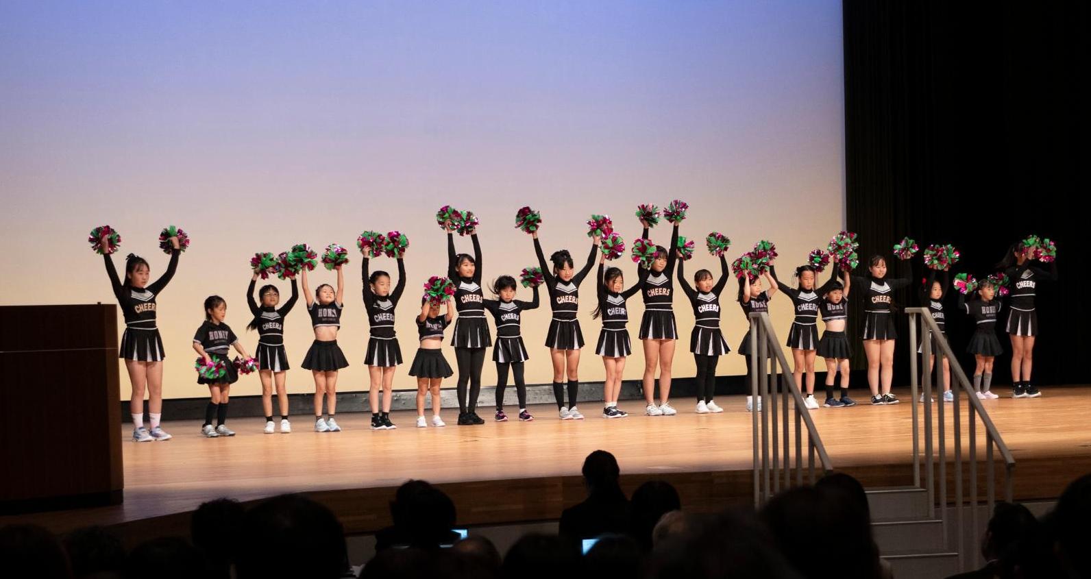 第71回金沢市社会福祉大会において、児童がチアダンスを披露している様子。