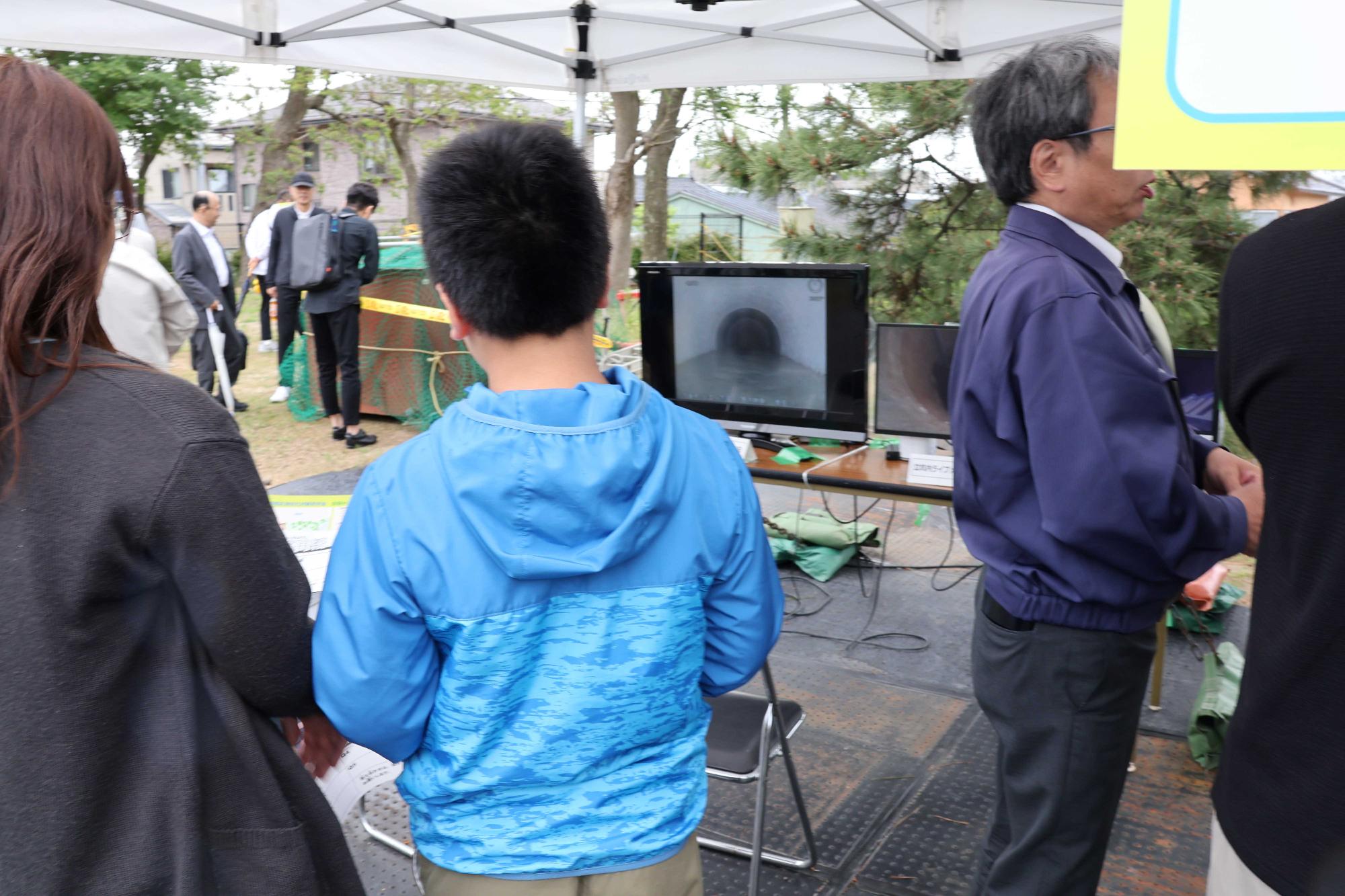 実証実験の様子を映像で見学