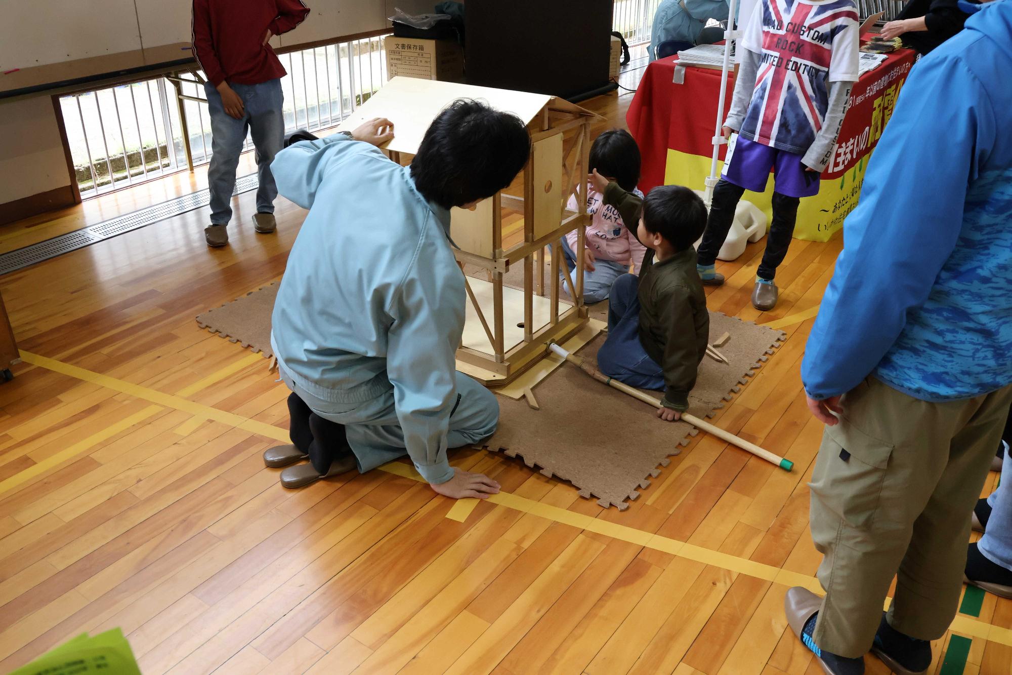 住宅模型を使った住宅耐久実験