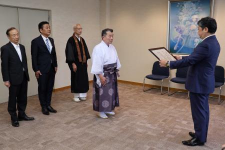 金沢市指定文化財指定書交付及び金沢市認定歴史文化遺産（地域のお宝）認定証交付式