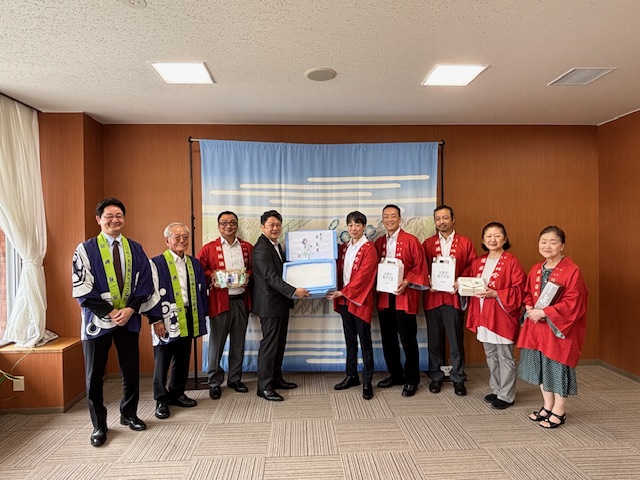氷室開きで切り出された雪氷を贈呈いただきました