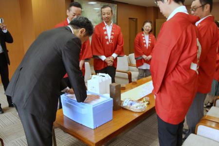 湯涌温泉 氷室の雪氷贈呈