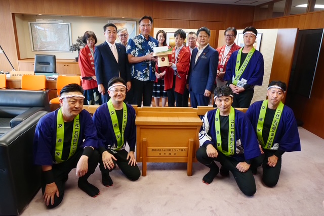 湯涌温泉の「氷室の雪氷」が初めて国土交通省に贈呈されました