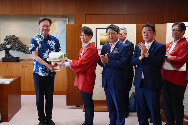湯涌温泉の「氷室の雪氷」が初めて国土交通省に贈呈されました