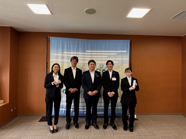 海外協力隊員と青年海外協力隊員のあいさつ