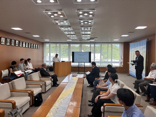 金沢スタジアム周辺の誘導シートのデザインについて大学生からプレゼンテーション