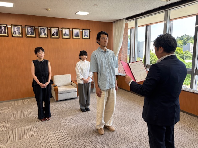 空家等管理活用支援法人指定書を交付