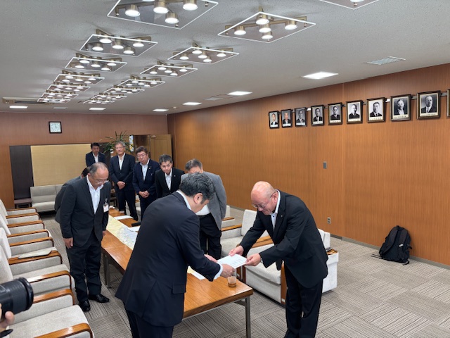 中央卸売市場再整備に関して市場事業者の皆様から要望書を受け取るとともに再整備の方向性について確認書を取り交わし