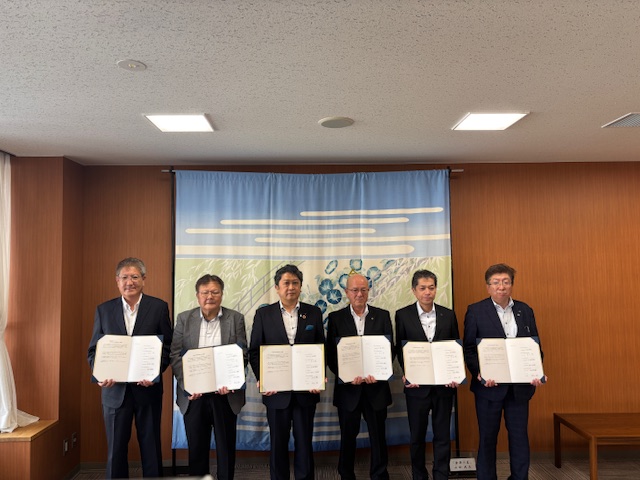 中央卸売市場再整備に関して市場事業者の皆様から要望書を受け取るとともに再整備の方向性について確認書を取り交わし