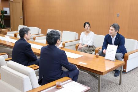 学生サポーター企業に登録証を交付