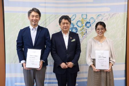 学生サポーター企業に登録証を交付