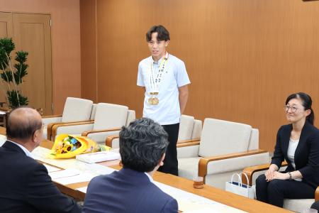 インターハイ陸上男子 清水空跳選手 2冠達成優勝報告会